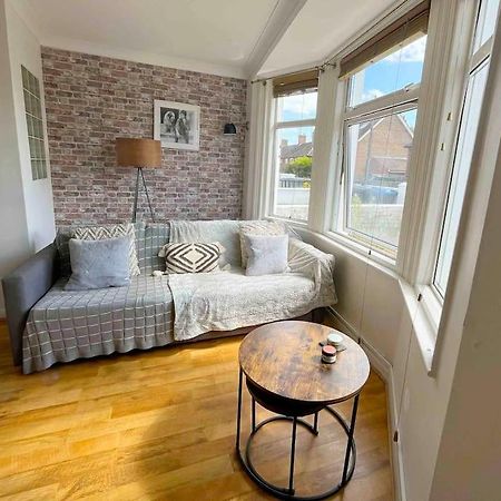Cosy Flat In Burgess Hill, Sussex Apartment Luaran gambar