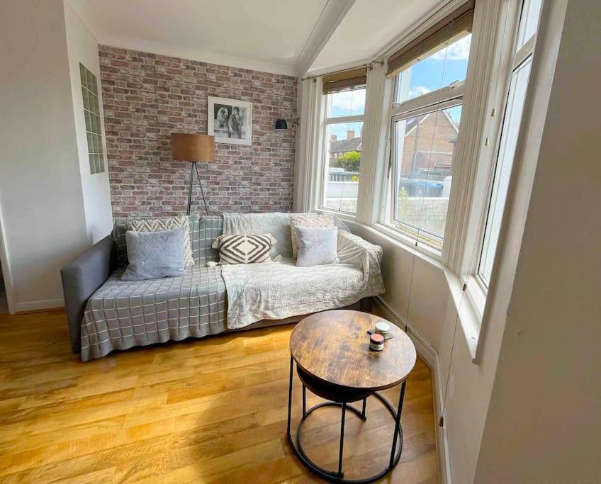 Cosy Flat In Burgess Hill, Sussex Apartment Luaran gambar